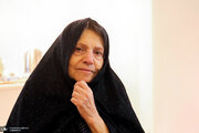 عکسی از سیدحسین خمینی در هنگام نماز بر پیکر مادرش